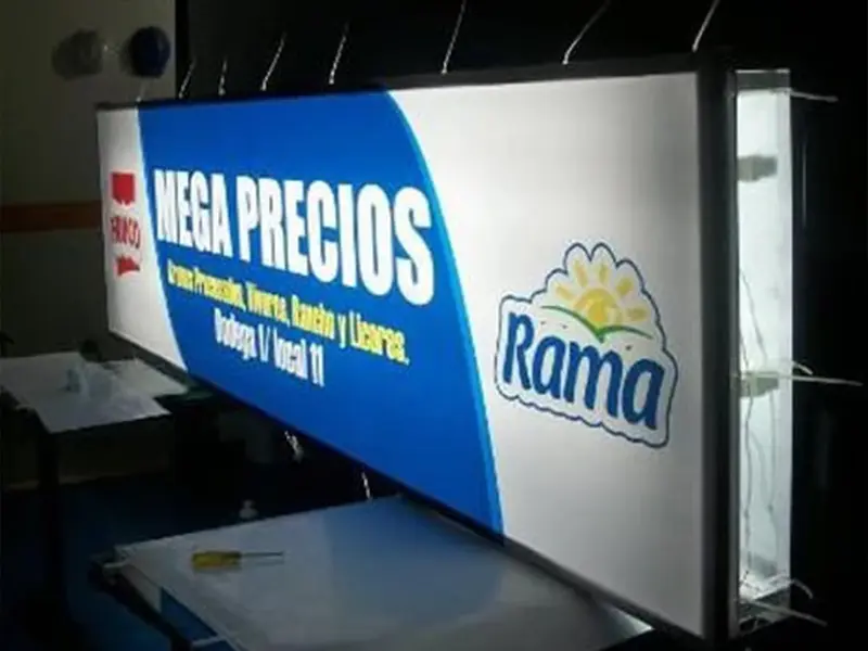 Caja de luz metálica con lona traslúcida iluminada por LED