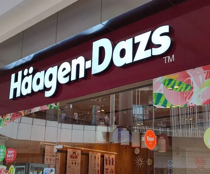Letras 3D acrílicas iluminadas con LED en una fachada comercial